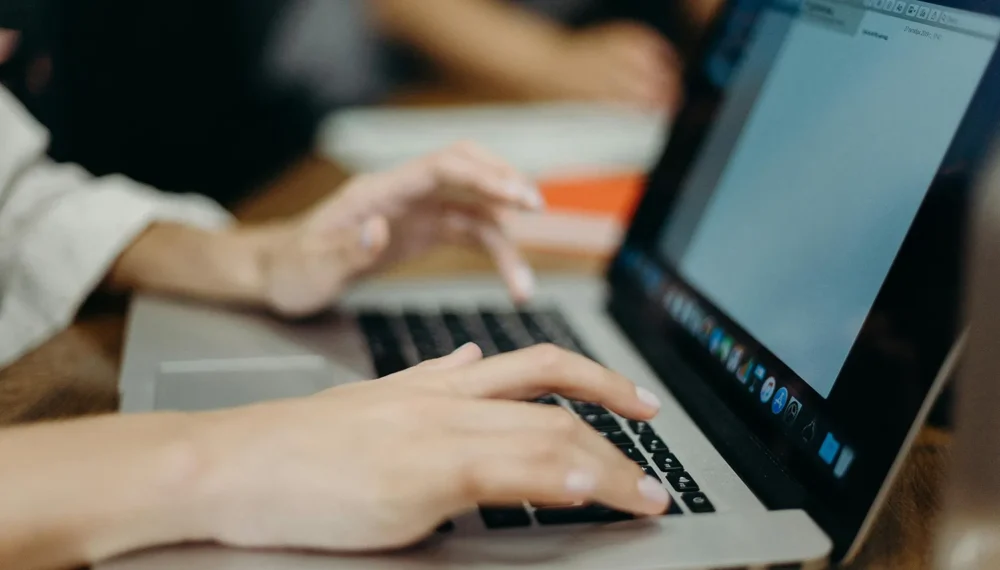 erson-using-silver-macbook-pro