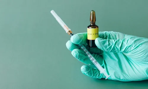 Green-Glove-Holding_Vaccince