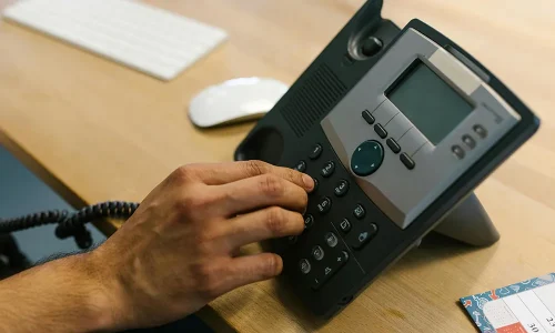 person-dialing-the-telephone